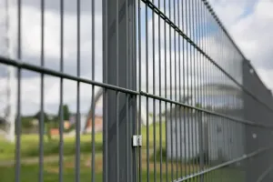 Rodzaje ogrodzeń panelowych: czym różnią się panele 2D i 3D?